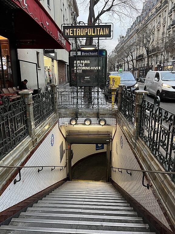 Paris 17ᵉ- Immobilier - CENTURY 21 Patrimoine 17  - Accès_Station_Métro_Brochant_Rue_Brochant