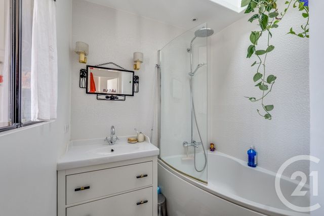 Appartement F4 à vendre - 4 pièces - 72.77 m2 - PARIS - 75018 - ILE-DE-FRANCE - Century 21 Patrimoine 17